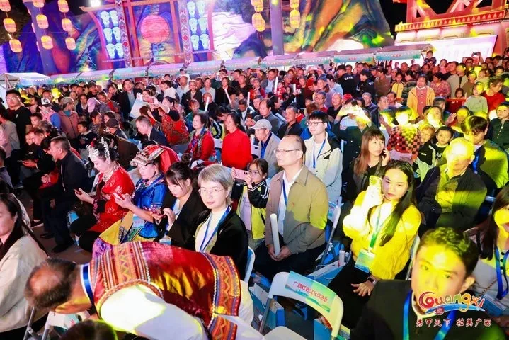 圖：鄉(xiāng)村群眾觀看演出